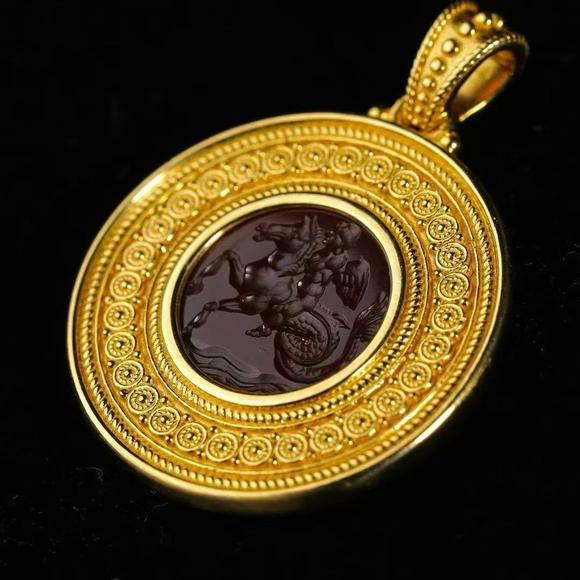 Horizontal Enchère Etruscan Revival 22K Gold Carnelian Intaglio Pendant