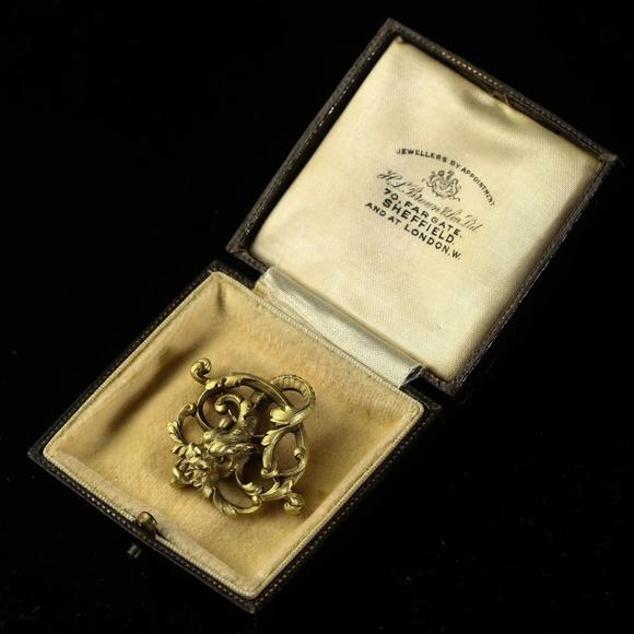 Horizontal Enchère French Art Nouveau Repoussé 18K Gold Chimera Brooch
