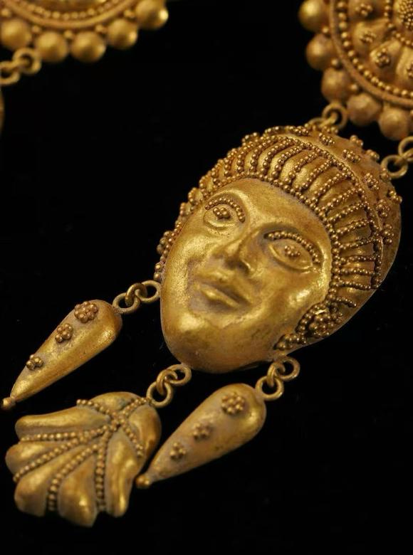 Horizontal Enchère Pair of Etruscan Revival Granulated Gold Mask Drop Earrings