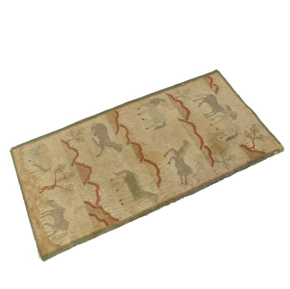 Horizontal Enchère Antique Wool Rug