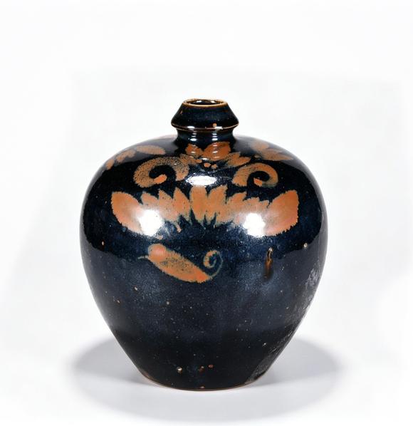 Horizontal Enchère JIN DYNASTY CIZHOU WARE BLACK GLAZE VASE WITH RUST BROWN FLORAL DECORATION