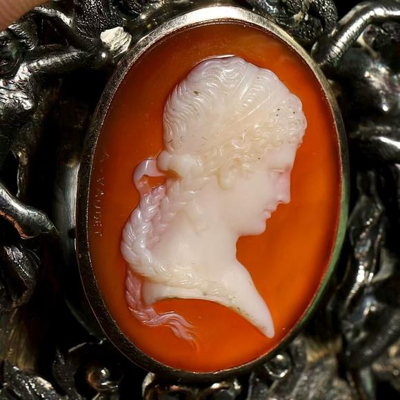 Horizontal Enchère Signed French Art Nouveau Bi-Metal Agate Cameo Brooch
