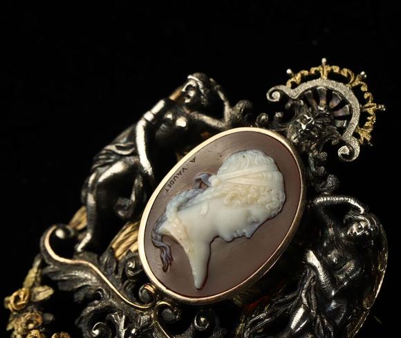 Horizontal Enchère Signed French Art Nouveau Bi-Metal Agate Cameo Brooch