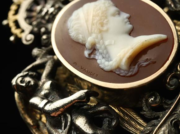 Horizontal Enchère Signed French Art Nouveau Bi-Metal Agate Cameo Brooch