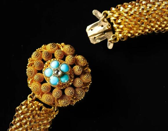 Horizontal Enchère Georgian French Bespoke Etruscan Revival Granulated Gold Parure (Necklace & Earrings)