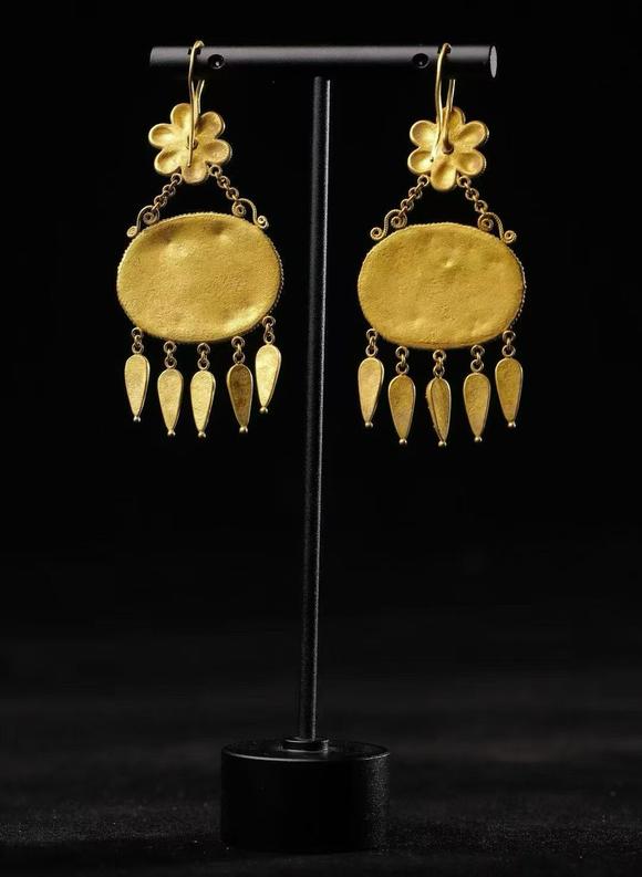 Horizontal Enchère A Pair of Roman Imperial Granulated Gold Lion-Embossed Tassel Earrings, Circa