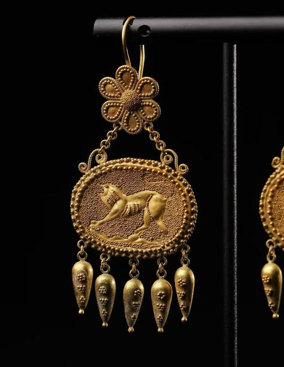Horizontal Enchère A Pair of Roman Imperial Granulated Gold Lion-Embossed Tassel Earrings, Circa