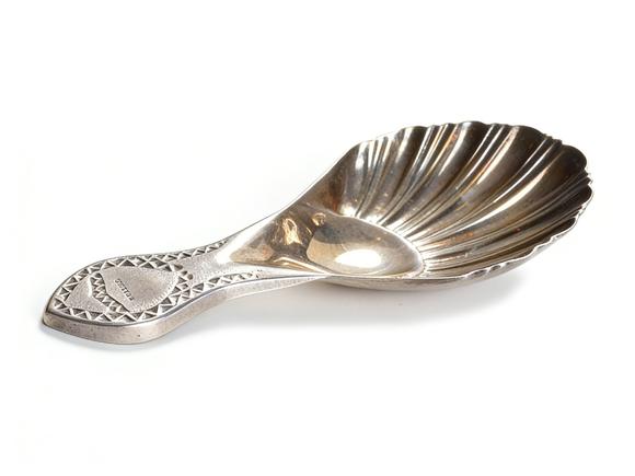 Horizontal Enchère Silver Chiseled Shell-Patterned Teaspoon