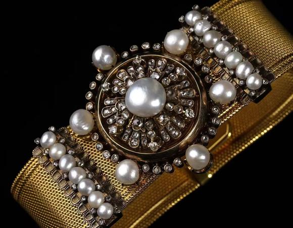 Horizontal Enchère Napoleon III Bespoke Gold Mesh Natural Pearl & Diamond Parure