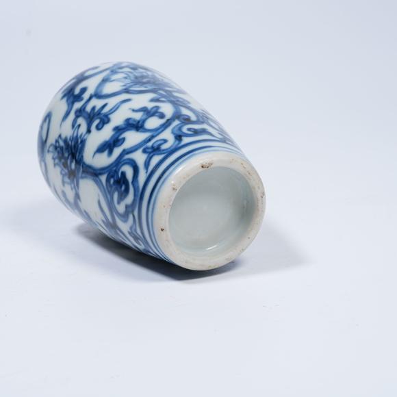 弘楊株式會(huì)社青花纏枝蓮紋小瓶
