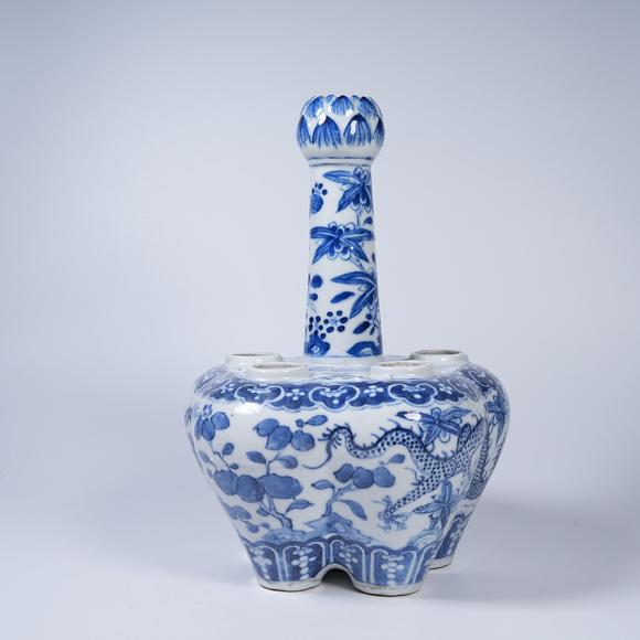 弘楊株式會(huì)社青花穿花龍紋五孔蒜頭瓶
