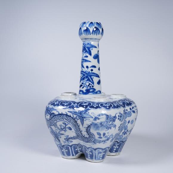 弘楊株式會(huì)社青花穿花龍紋五孔蒜頭瓶