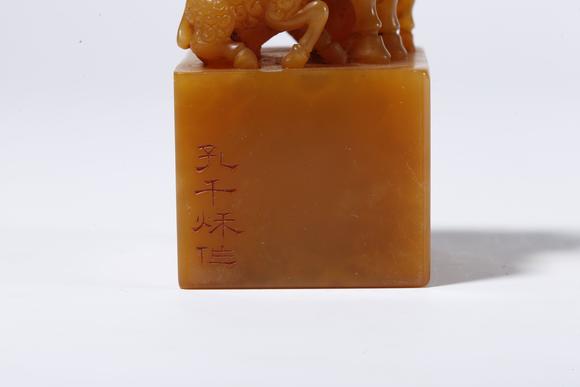 弘楊株式會(huì)社壽山田黃石雕三羊開(kāi)泰鈕印章