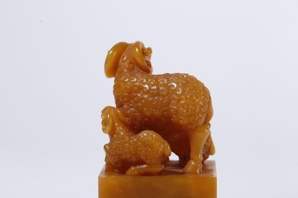 弘楊株式會(huì)社壽山田黃石雕三羊開(kāi)泰鈕印章