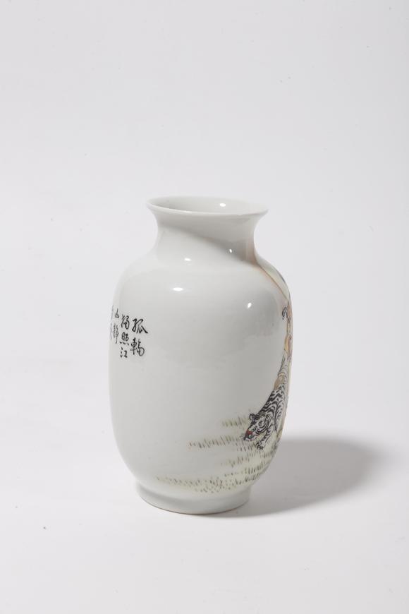 弘楊株式會(huì)社粉彩伏虎羅漢紋花插