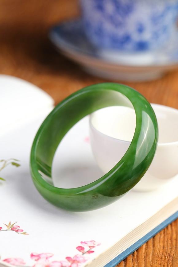 北京唐潮拍賣(mài)有限公司碧色蕩漾·輪胎手鐲精品和田玉碧玉