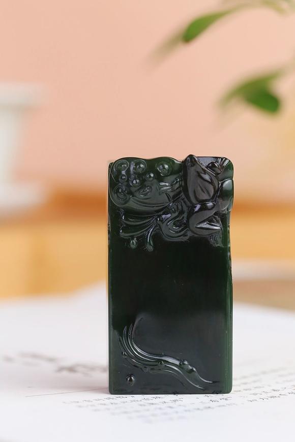 北京唐潮拍賣有限公司荷韻·呱呱來(lái)財(cái)精品和田玉碧玉掛件