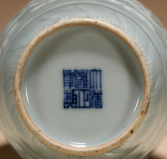 三杉美術(shù)清雍正 天藍釉模印花卉紋瓶