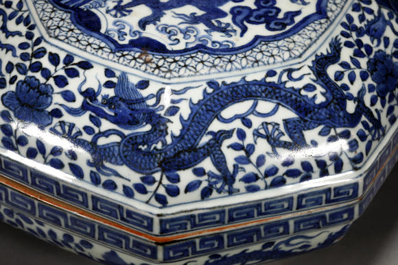 三杉美術(shù)明萬曆 青花龍鳳紋八角蓋盒