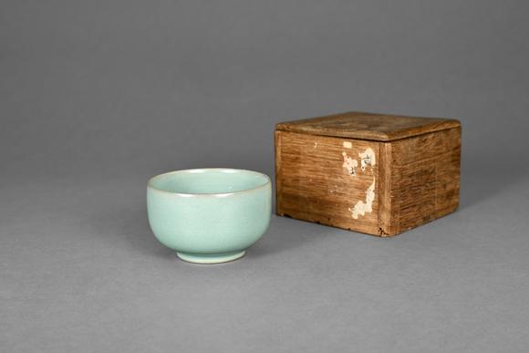 三杉美術粉青釉開片臥足茶盞