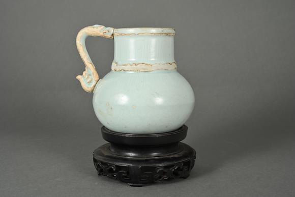 三杉美術(shù)明 白瓷暗刻花把手壺（有裂紋）