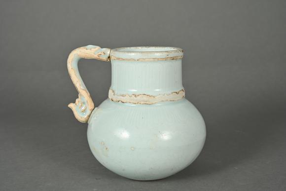 三杉美術(shù)明 白瓷暗刻花把手壺（有裂紋）