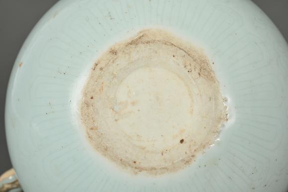 三杉美術(shù)明 白瓷暗刻花把手壺（有裂紋）