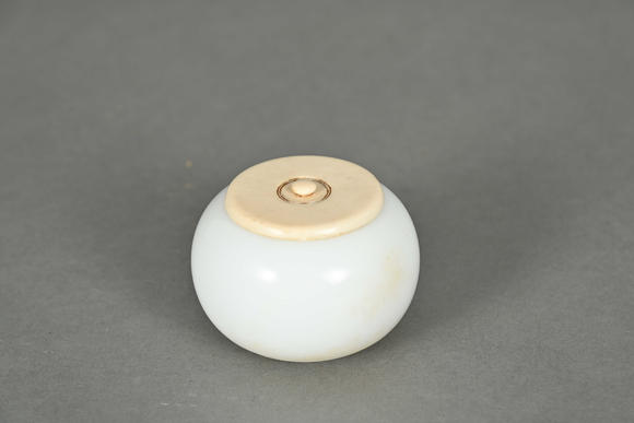 三杉美術(shù)凝素玉香盒