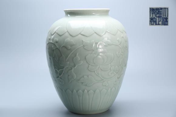 東京SAKURA拍賣(mài)（東京櫻花拍賣(mài)）雍正年 青釉浮雕牡丹纏枝連紋瓶