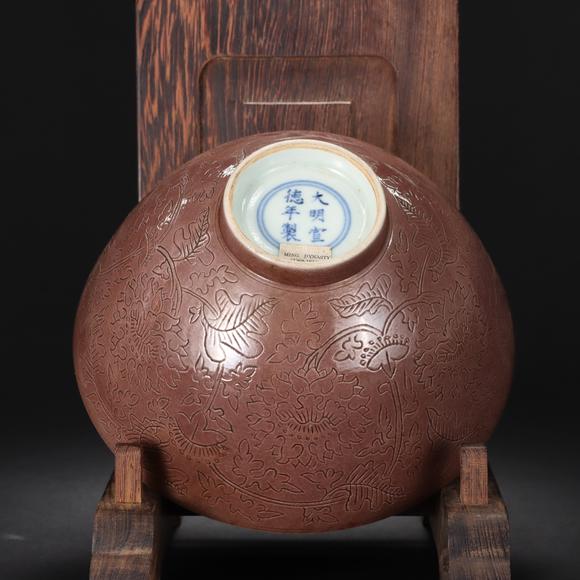 東京共成拍賣明 宣德款紫金釉牡丹穿花紋碗