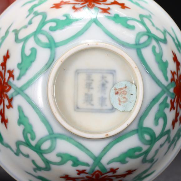 東京共成拍賣清雍正紅綠彩纏枝蓮茶杯一對(duì)
