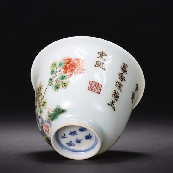 東京共成拍賣清康熙花卉詩(shī)文杯