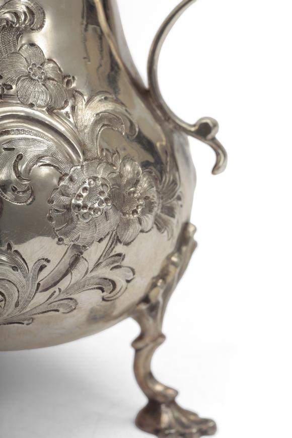 Duke's Auctions Lot 86 A VICTORIAN SILVER MILK JUG