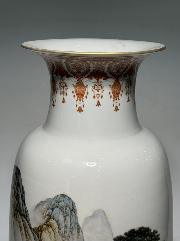 TrésOrs de ParisGrand vase cylindrique famille rose à paysage palatial, 19–20 siècle
