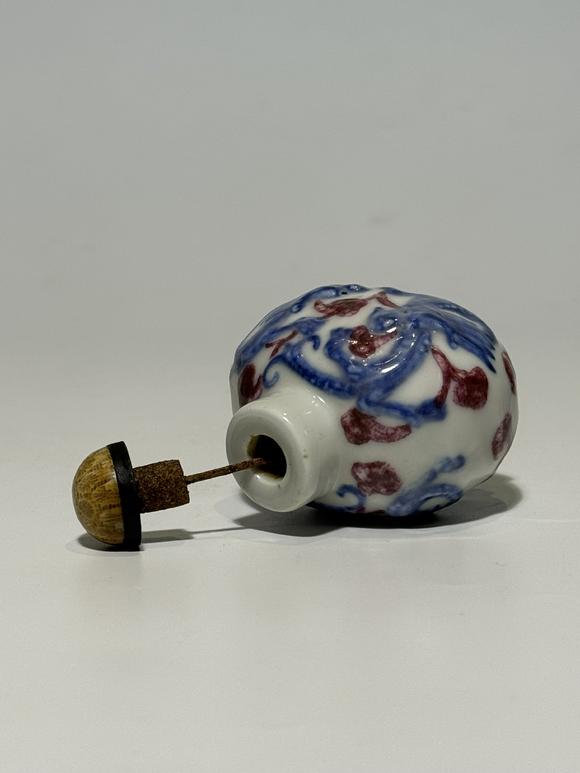TrésOrs de ParisTabatière ronde bleu et rouge à deux chimères, 18–19 siècle