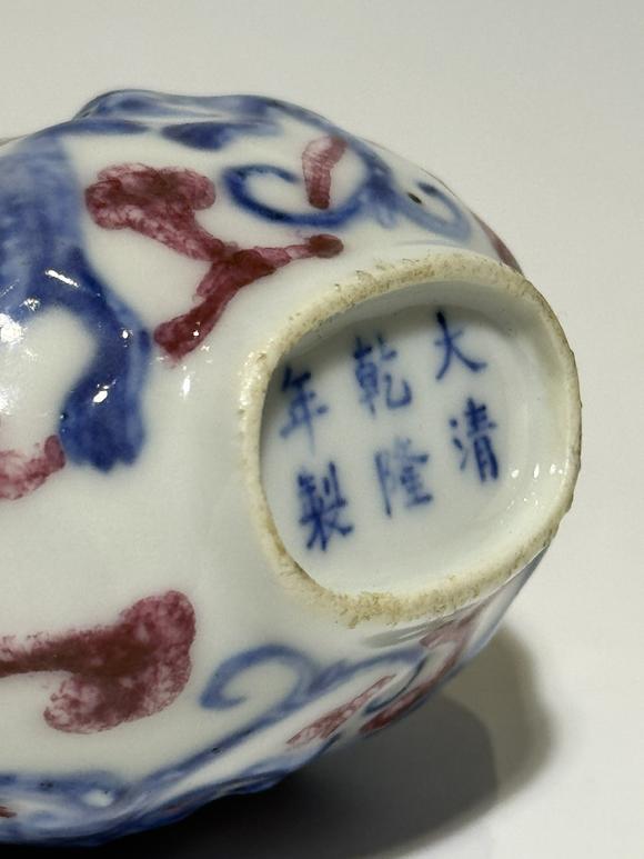 TrésOrs de ParisTabatière ronde bleu et rouge à deux chimères, 18–19 siècle
