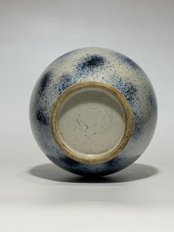 TrésOrs de ParisJarre ronde à gla?age moucheté bleu-blanc, 19–20 siècle