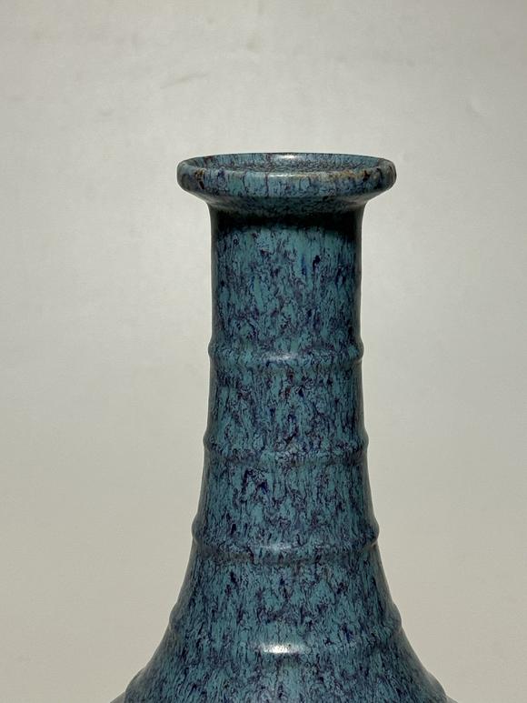 TrésOrs de ParisVase à long col à anneaux gla?age flammé, 18 siècle