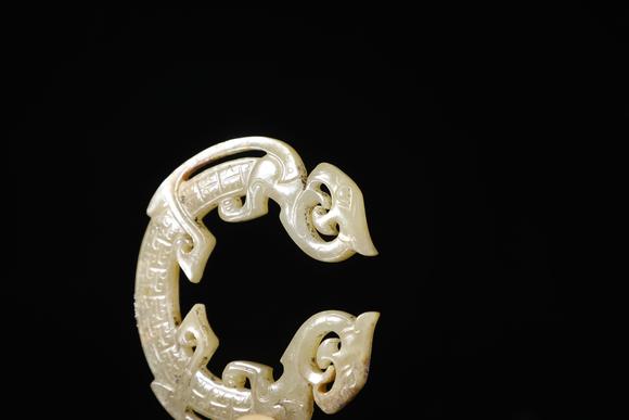 TrésOrs de ParisOrnement en jade chinois ancien ajouré à dragon et phénix, 8–3 av. J.-C.
