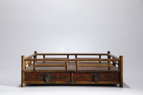 TrésOrs de ParisPlateau d’étude chinois ancien en bois et laque à fleurs, 17–19 s.