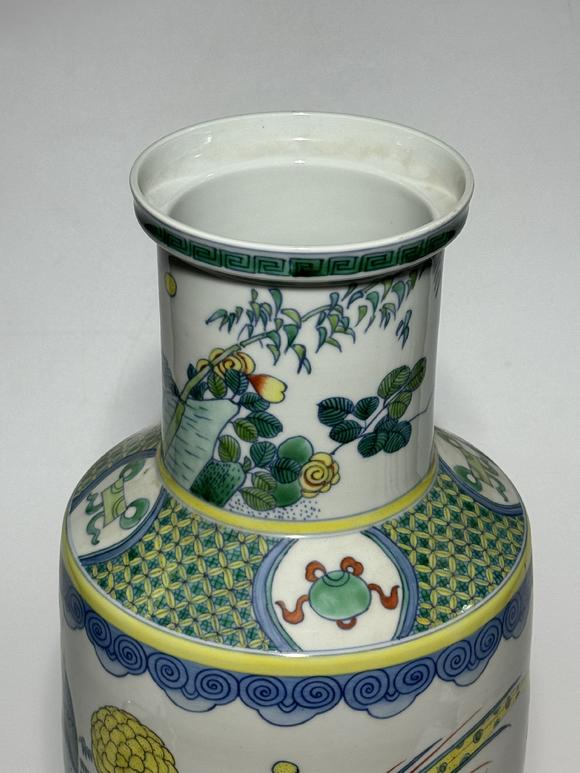 TrésOrs de ParisVase cylindrique doucai à faisan et fleurs saisonnières, 18–19 siècle