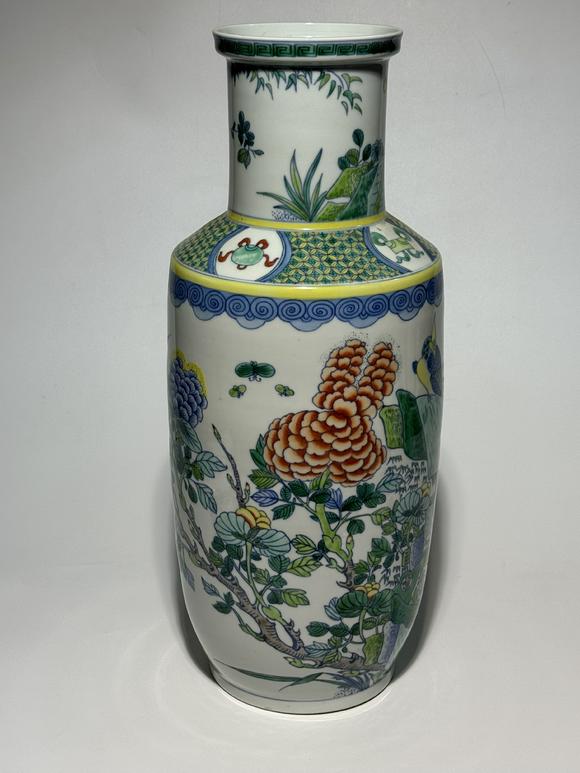 TrésOrs de ParisVase cylindrique doucai à faisan et fleurs saisonnières, 18–19 siècle