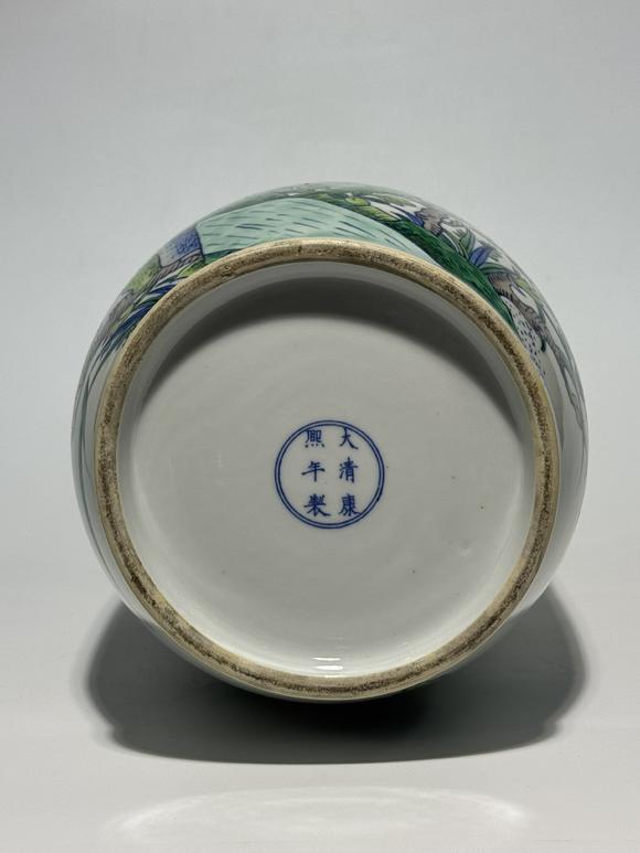 TrésOrs de ParisVase cylindrique doucai à faisan et fleurs saisonnières, 18–19 siècle