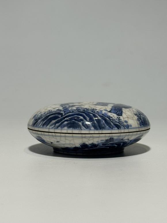TrésOrs de ParisBo?te à poudre bleu craquelé à scène, 19–20 siècle
