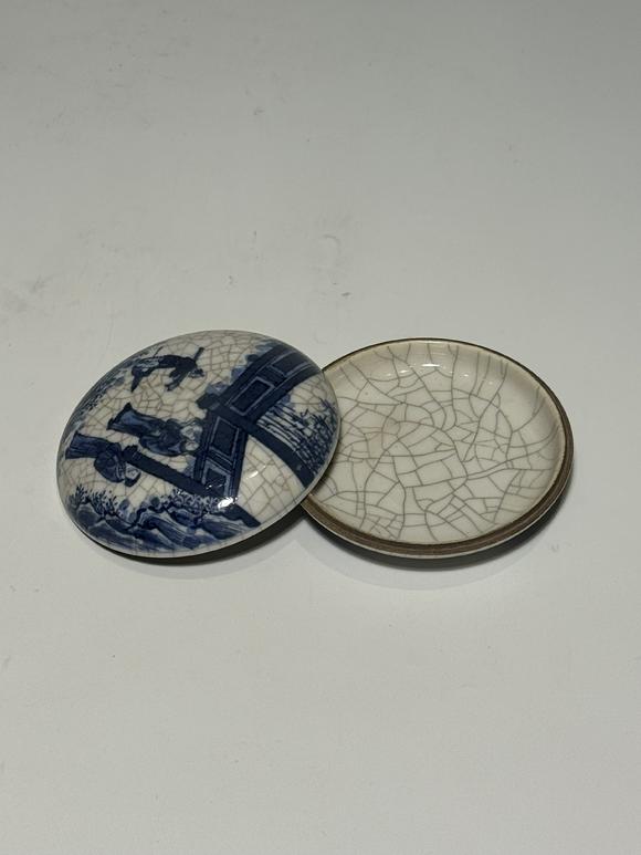 TrésOrs de ParisBo?te à poudre bleu craquelé à scène, 19–20 siècle