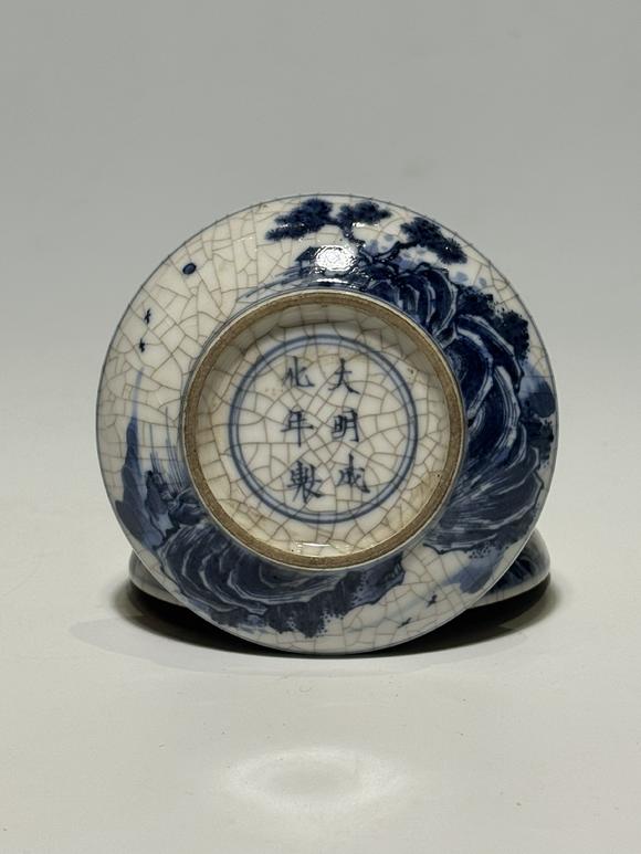 TrésOrs de ParisBo?te à poudre bleu craquelé à scène, 19–20 siècle