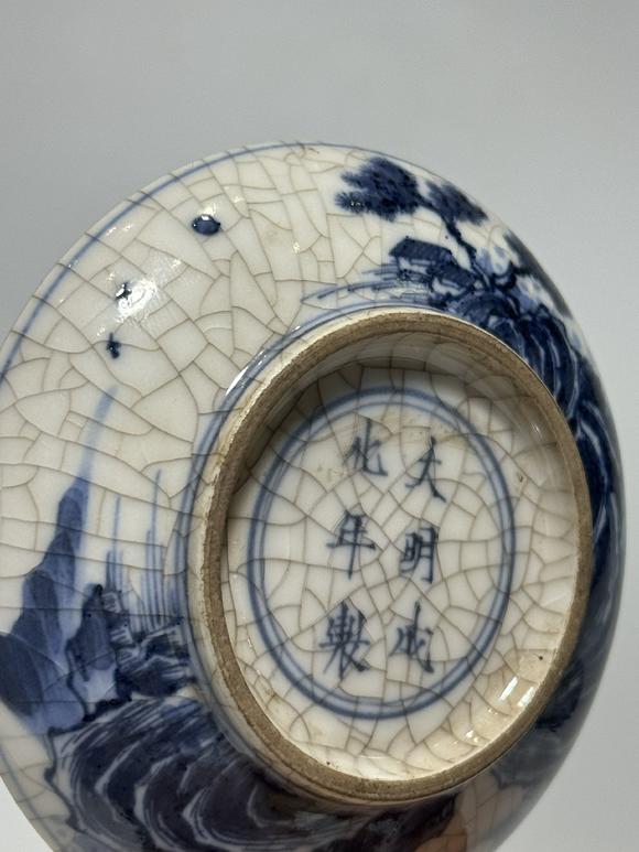 TrésOrs de ParisBo?te à poudre bleu craquelé à scène, 19–20 siècle