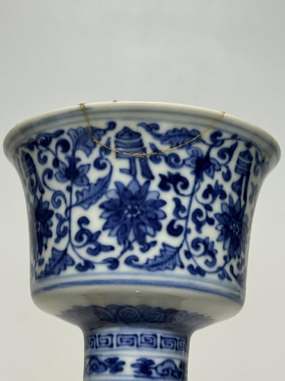 TrésOrs de ParisCoupe haute bleu à fleurs et symboles bouddhiques, 18 siècle