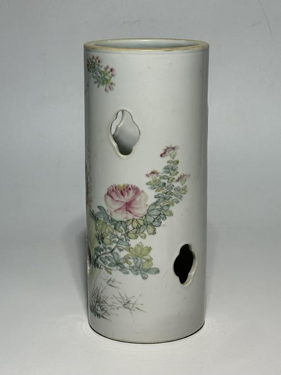 TrésOrs de ParisChapeau cylindrique perforé famille rose à oiseau sur rocher et fleurs, 19–20 siècle