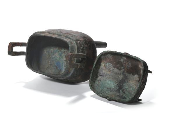 TrésOrs de ParisDing carré en bronze à couvercle, décor de masques taotie, 16–11 siècles av. J.-C.